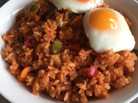 パプリカのケチャップライスde目玉焼き添え♪